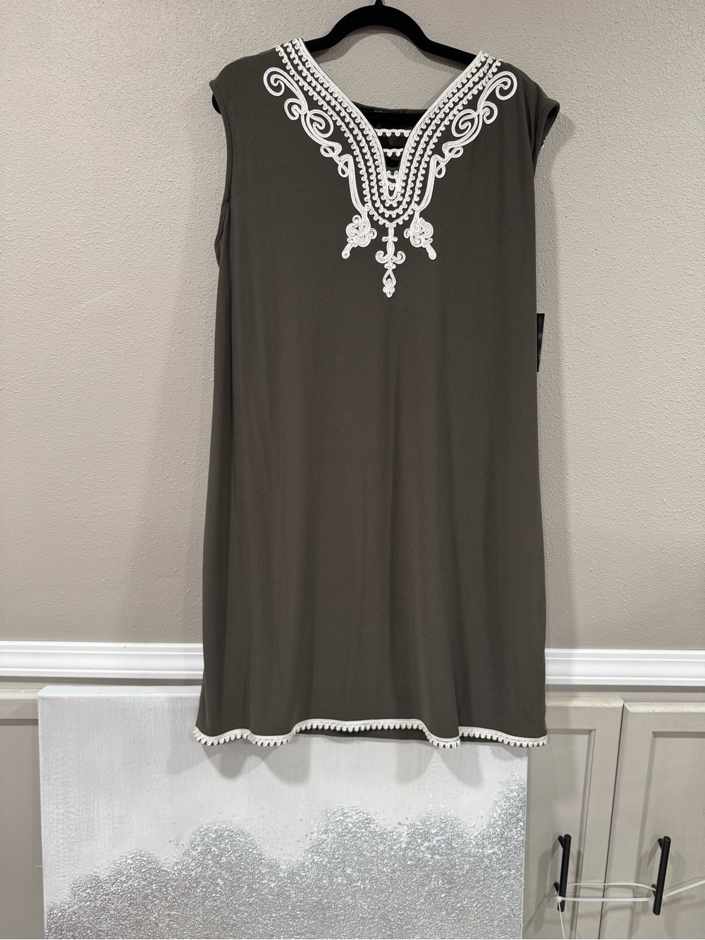 NWT $99.50 MSRP Alfani Green Sleeveless Shift Dress with Embroidered V-Neck - Picture 2 of 6